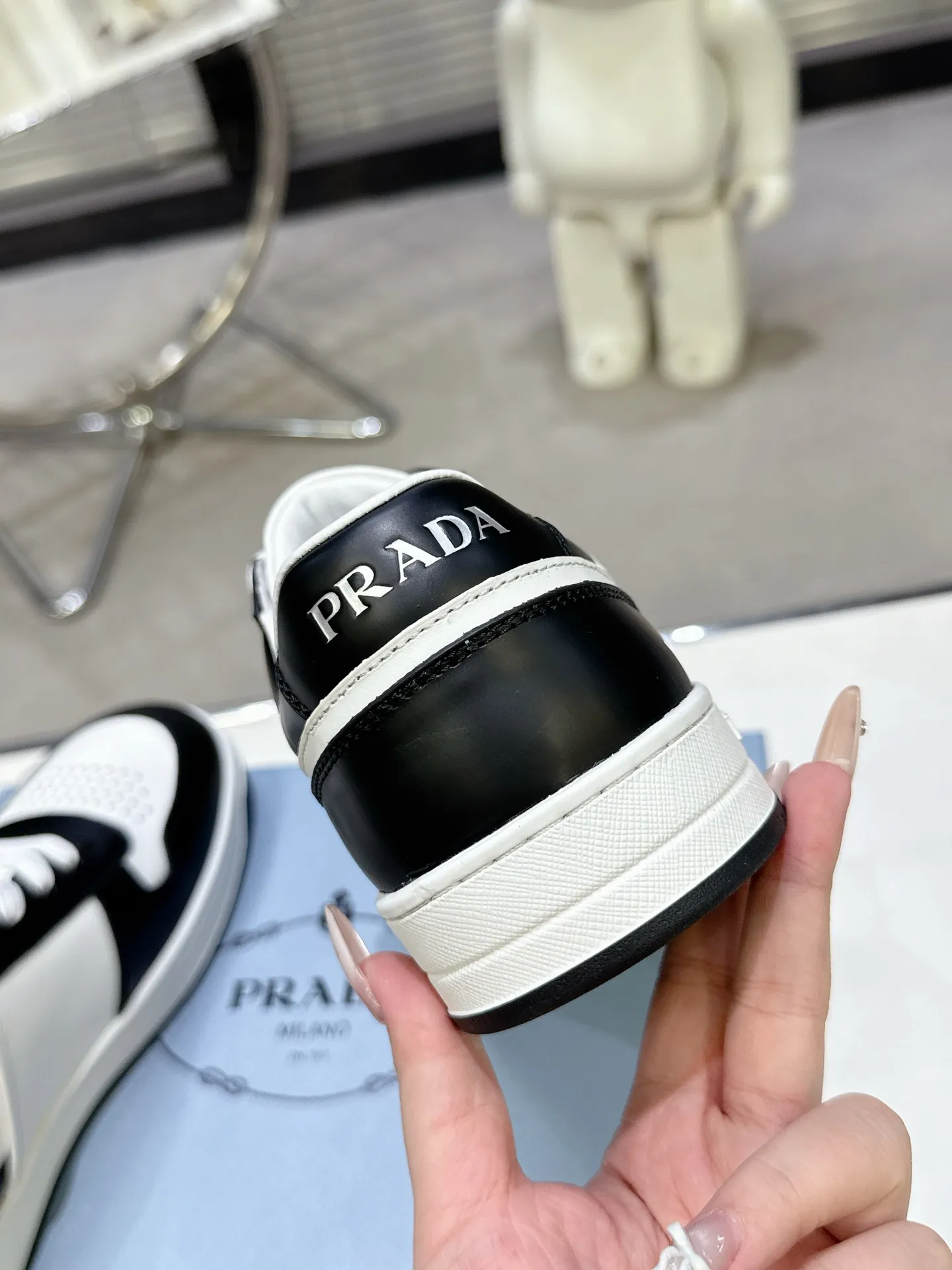 👟👟Ex-factory price 580👟👟 Couple style Prada Latest Downtown Bold series Triangle logo Casual sneakers White shoes Original purchase, development and production Downtown Bold sneakers are inspired by the basketball shoes of the 1980s, with a sporty design and exquisite details. Crafted from perforated leather, the statement platform sole provides a unique, modern style. The Prada logo is interpreted from different angles, decorated with the iconic enameled triangular metal logo, highlighting the unique classic style. Exquisite packaging at the delivery counter🛍📦 ▪️Fabric: Original custom imported first-layer cowhide ▪️Lining: Original imported soft sheepskin ▪️Outsole: Original open-molded rubber bottom material ▪️Size: Women's 35-40 Men's 39-45